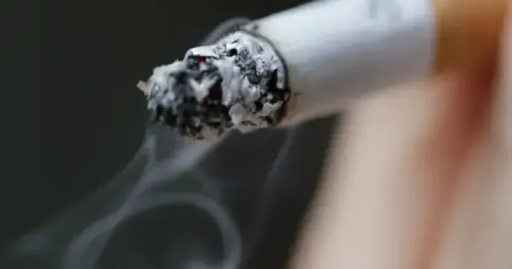 Məktəbdə DƏHŞƏT: siqareti şagirdin üzündə söndürdü