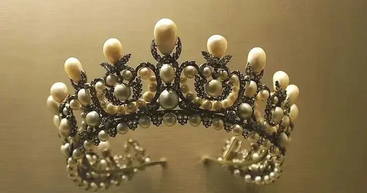 Bild: Украденные из Лувра драгоценности пытались продать израильской компании