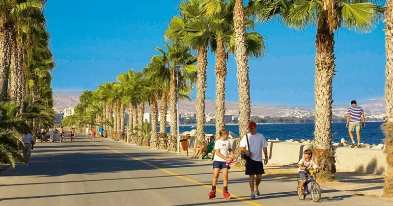 Туристы толпами едут на Кипр