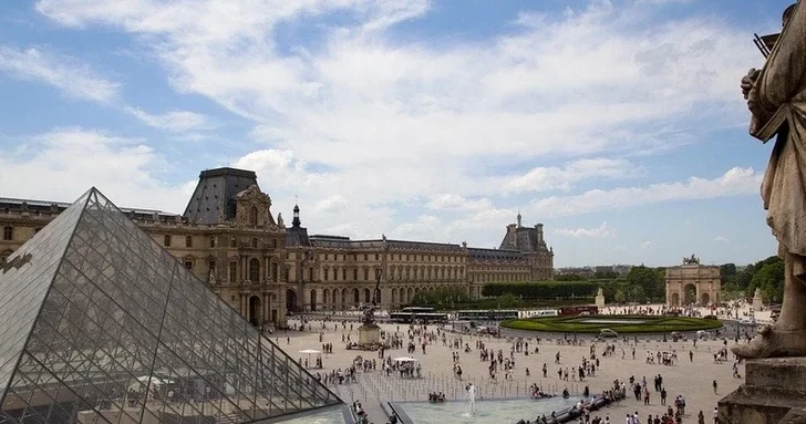 Грабители Лувра пытались продать украденные драгоценности через даркнет