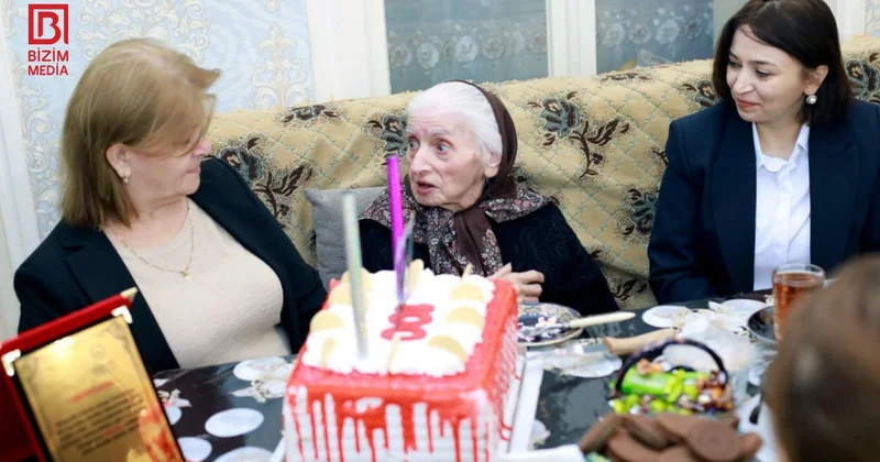 100 yaşını qeyd edən müəllimə həmkarlarından XOŞ SÜRPRİZ FOTO