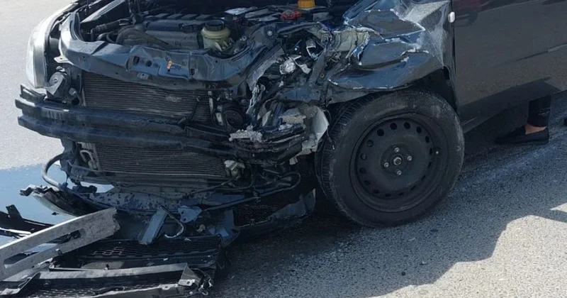 Sumqayıtda avtomobil işıq dirəyinə çırpılaraq aşdı VİDEO