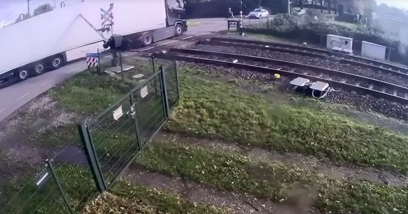 Поезд разорвал фуру с фруктами в Нидерландах ВИДЕО