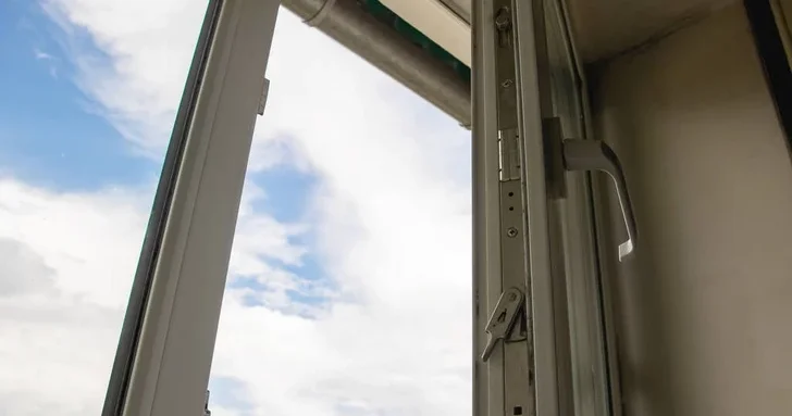 Подросток погиб при падении с балкона высотного дома в Хырдалане