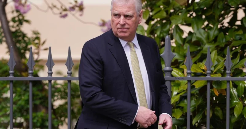 Чарльзу III придется платить ежегодное пособие лишенному титулов принцу Эндрю