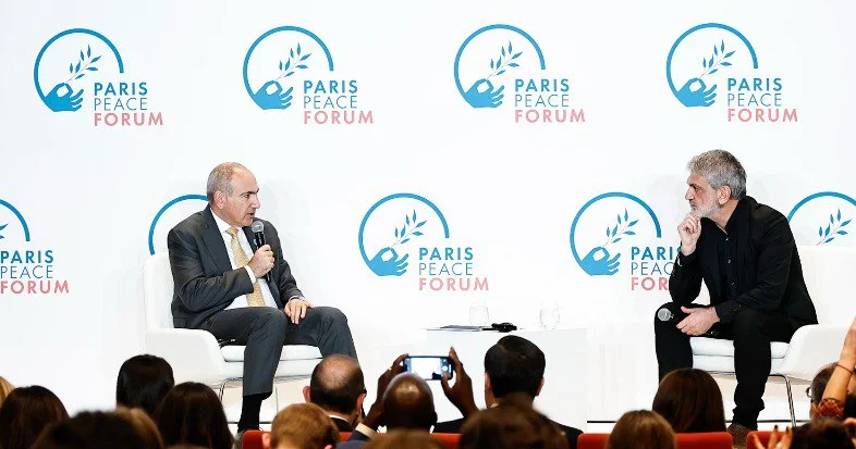 Rəqibsiz platformada “döyüş”