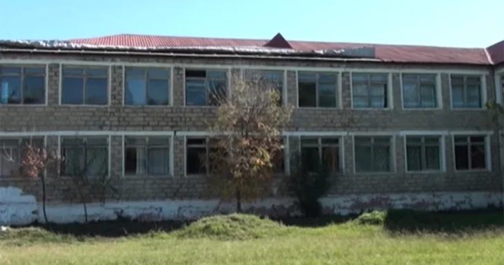 В селе Салахлы ученики вынуждены учиться в коридорах из за повреждения школы