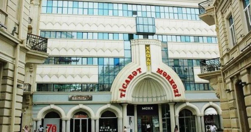 Ticarət mərkəzinin qarşısında təbii ehtiyacını ödəyən gənc cərimələndi: “Böyrəklərimdə problem var“