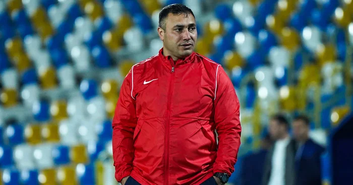 Сиясет АСКЕРОВ: Часто занимаюсь и проблемами девушек. Всегда говорю, на поле я тренер, вне поля старший брат