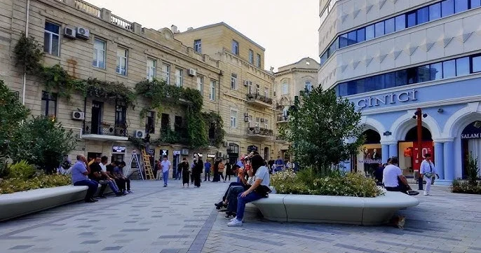 В центре Баку мужчина совершил непристойный поступок и получил штраф