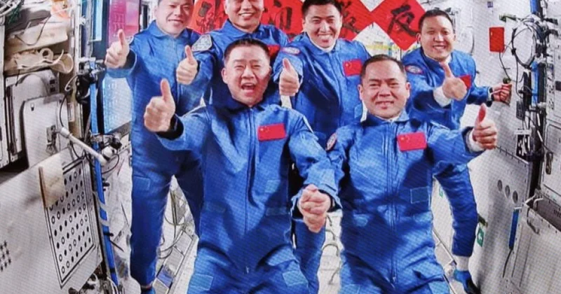 Çinin “Şencou 21” missiyasının astronavtları kosmik stansiyaya çatıb