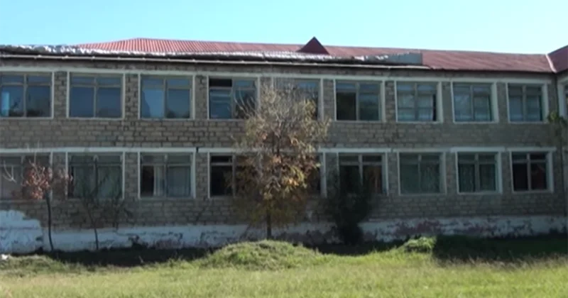 Bu məktəbdə dərslər dəhlizdə keçirilir Video