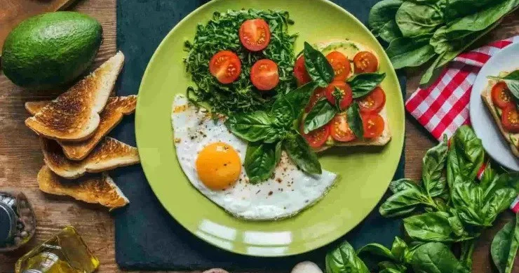 Bu sadə salat qan təzyiqini aşağı salmağa KÖMƏK EDİR