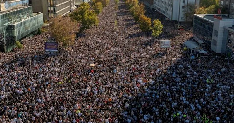 Serbiyada ötən il həlak olanların xatirəsi yad edildi − 16 dəqiqəlik sükut