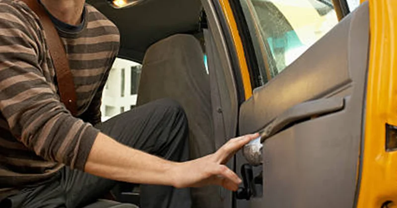 Müştəri taksidən düşmək istəmədi Maşını polis şöbəsinə sürdü