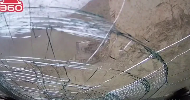 Камнепад поразил грузовик на горной дороге в Китае ВИДЕО