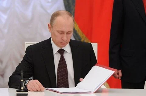 Putin 3 illik federal büdcə haqqında qanunu imzalayıb