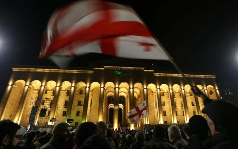 Gürcüstanda aksiyaçılar parlament otaqlarını dağıtdılar