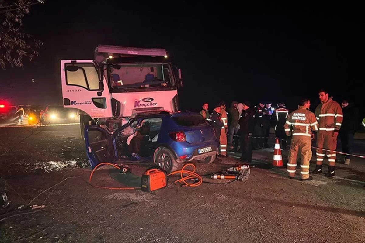 Minik avtomobili yük maşını ilə toqquşub: 5 nəfər ölüb