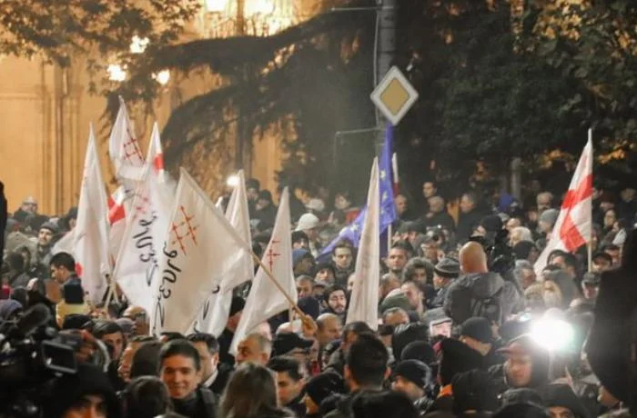 Gürcüstanda etirazçılar yenidən parlament yaxınlığında toplaşır