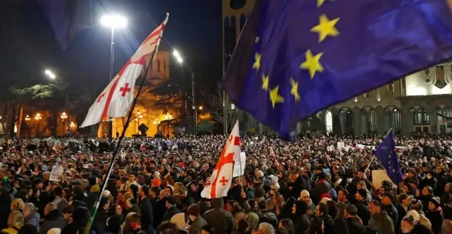 Tbilisidə polis etirazçılara qarşı su şırnaqlarından istifadə etməyə başlayıb