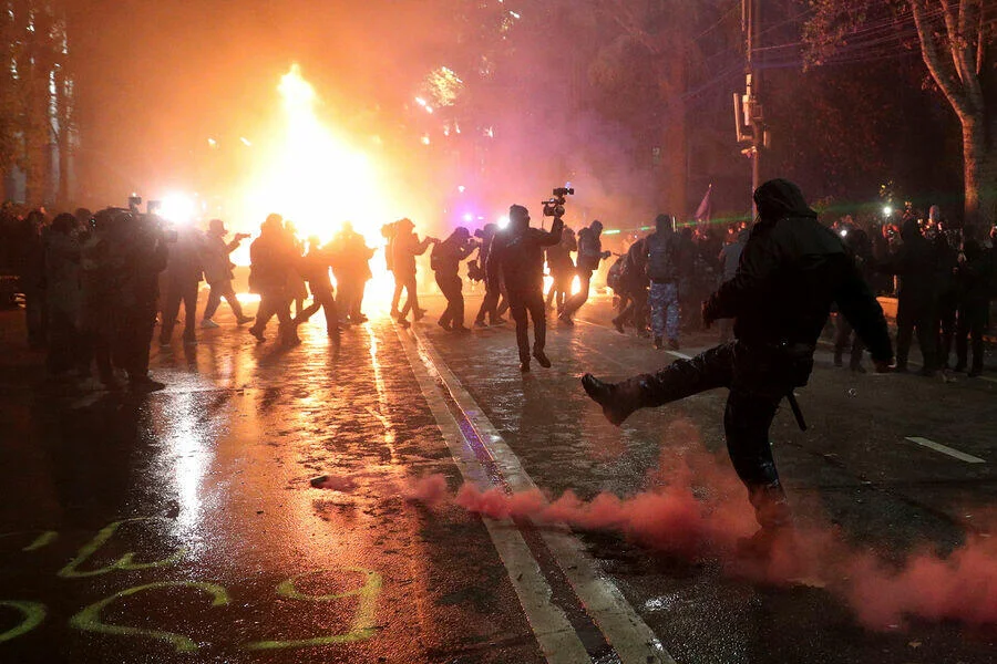 Tbilisidə fotoqrafın ayağının altında fişəng partladı