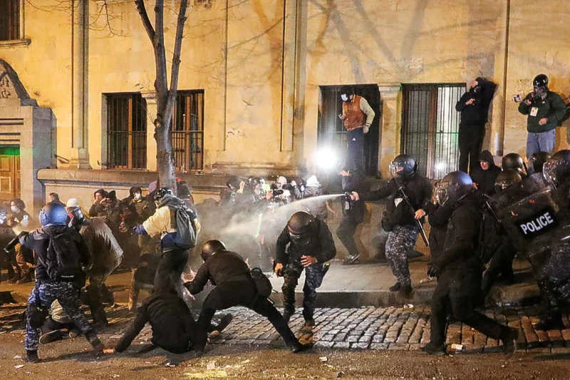 Gürcüstanda etirazçılarla polis arasında toqquşma: yaralılar var VİDEO