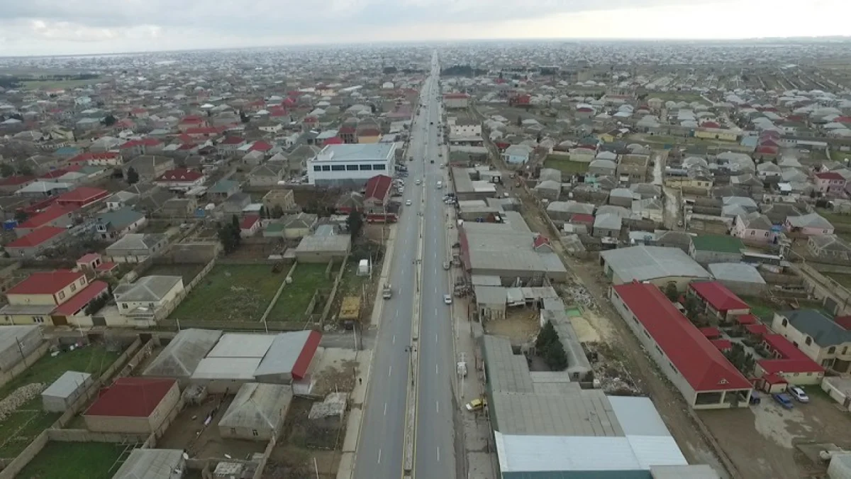 Bakının bu qəsəbəsində zibilləri suya atırlar