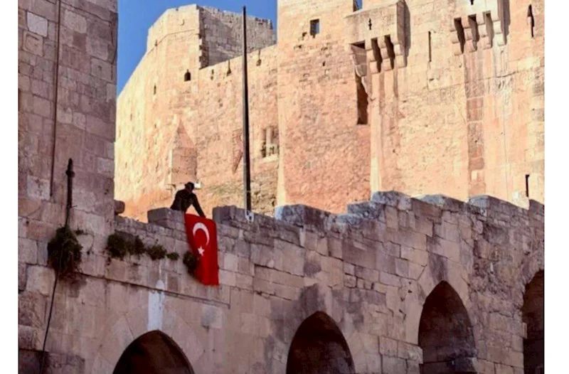 Hələb qalasına Türkiyə bayrağı asıldı