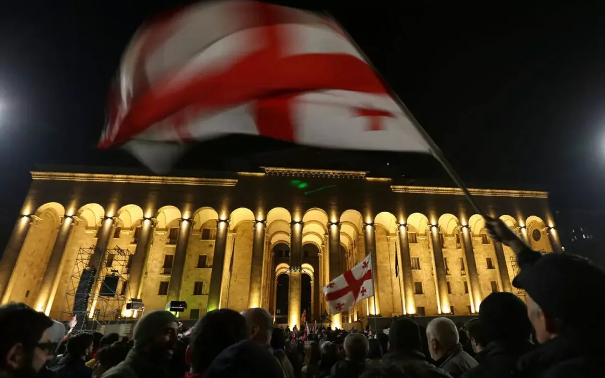 Gürcüstanda aksiyaçılar parlament otaqlarını dağıdıblar