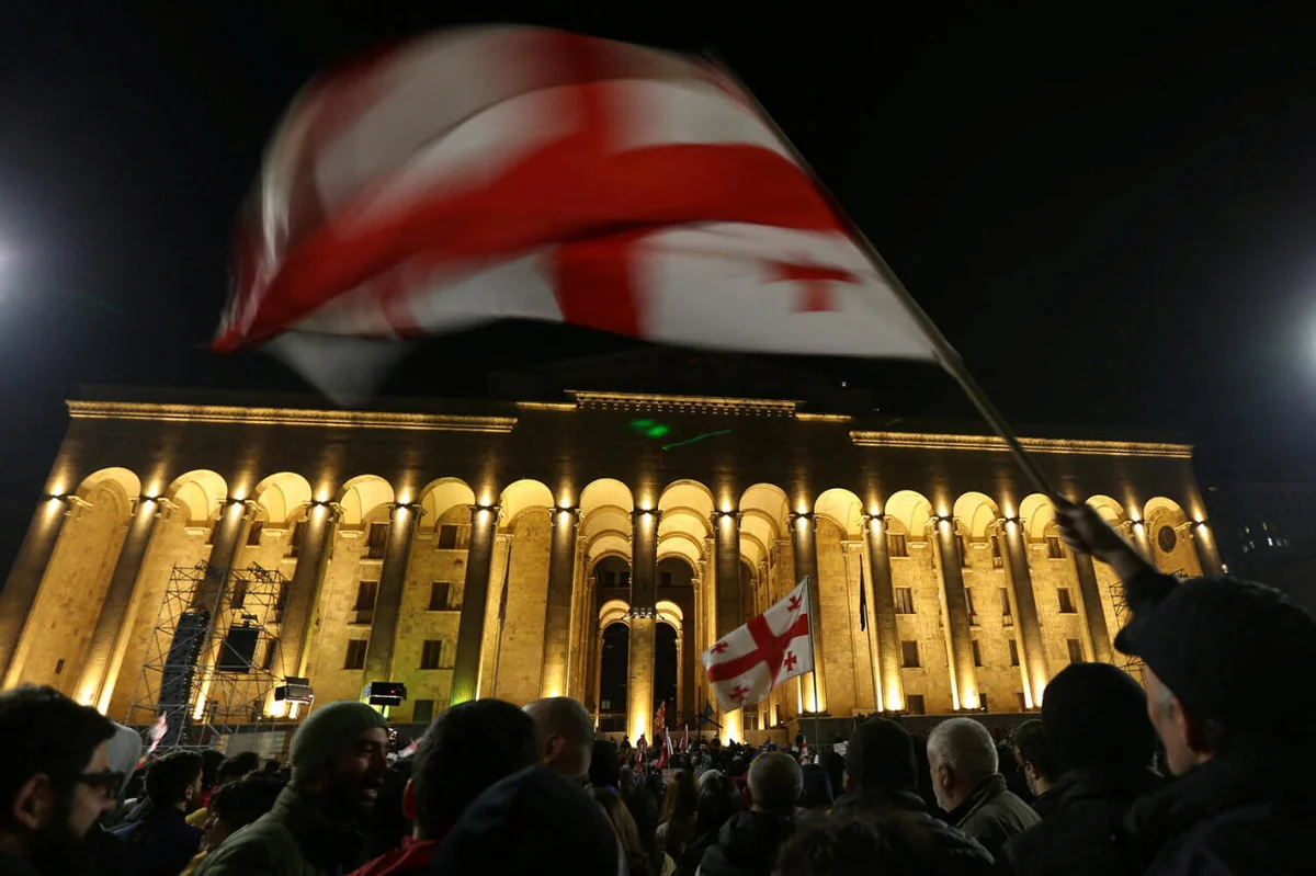 В Тбилиси протестующие повредили 48 комнат парламента