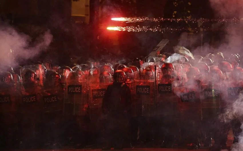 Tbilisidə polis parlamentin qarşısındakı meydanı etirazçılardan təmizləməyə başlayıb