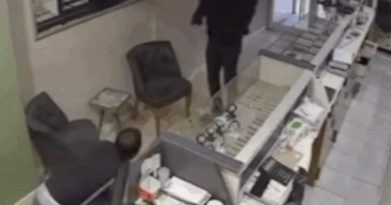 Qızıl mağazasından 170 bilərzik oğurladı FOTO