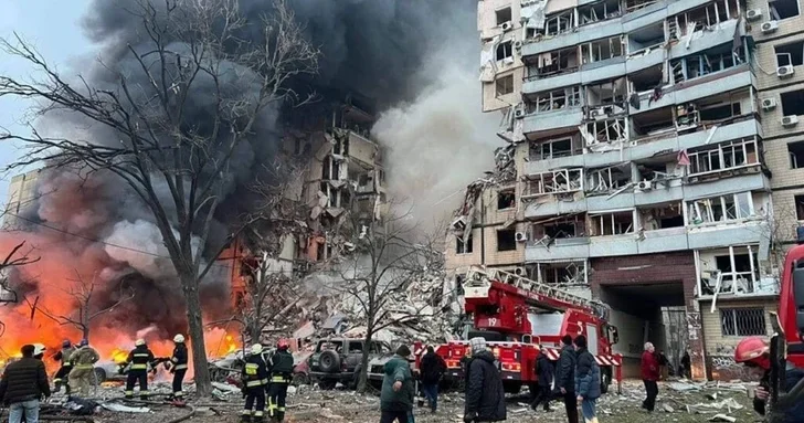 Ракетная атака по украинскому Днепру, есть погибшие и раненые