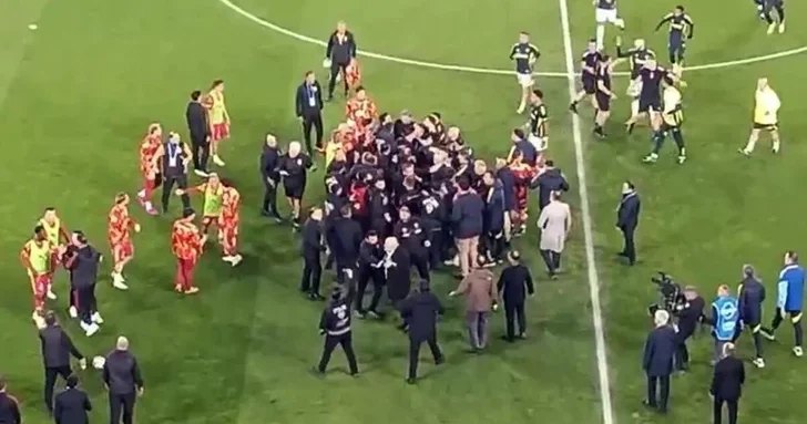 Перед дерби Фенербахче Галатасарай произошла потасовка игроков