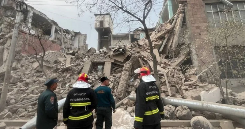 В Ереване обвалилась часть здания ВИДЕО