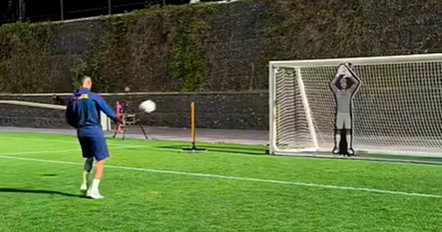 Ronaldo 12 ci cəhddən sonra robota qol vurdu Video