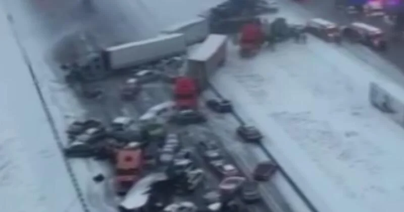 Десятки автомобилей столкнулись в массовом ДТП в США ВИДЕО