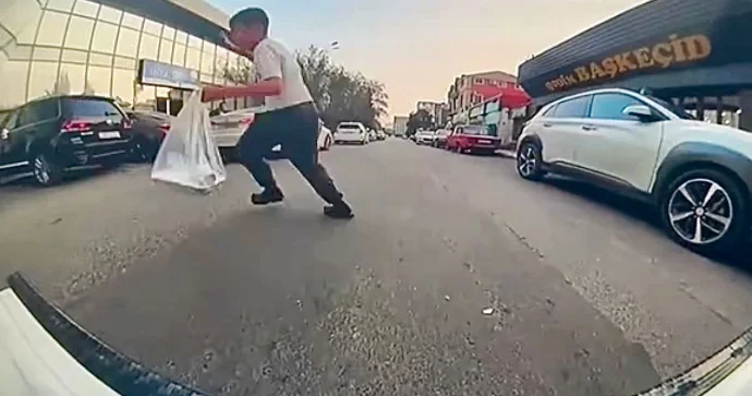 Maşınların arasından qəfil yola qaçan uşaq qəzadan son anda xilas oldu ANBAAN VİDEO