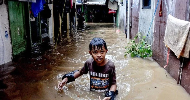 İndoneziya su altında... Ölənlərin sayı artdı (FOTOLAR)