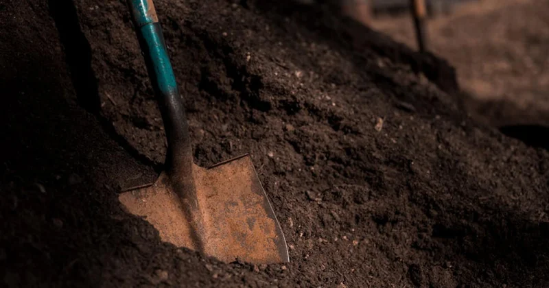 İsmayıllıda qeyri adi adət: Ölən adamı öz həyətində basdırıblar