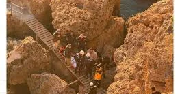 Turist qayalıqda şəkil çəkərkən uçurumdan yıxılaraq ölüb