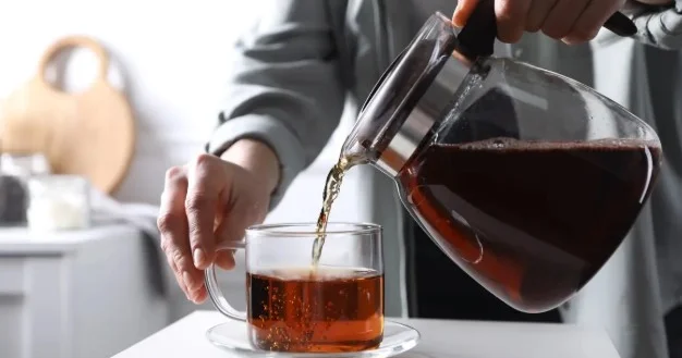 Dəmlənmiş çayınızı atmayın! Əslində bir çox problemi həll edir