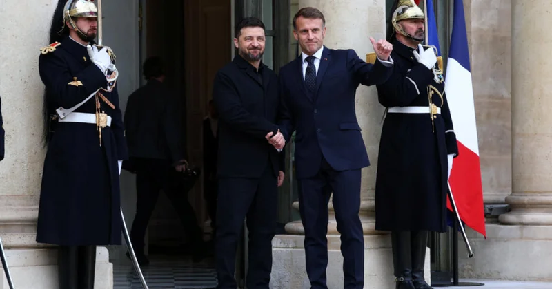 Макрон тепло встретил Зеленского