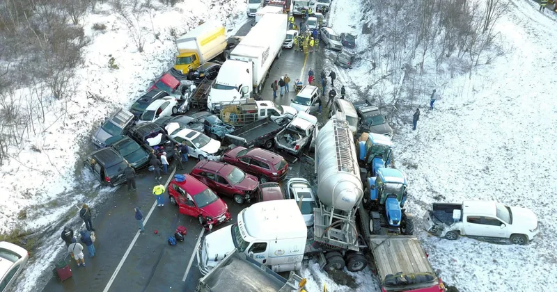 ABŞ da güclü qar: 50 dən çox avtomobil toqquşdu ANBAAN VİDEO