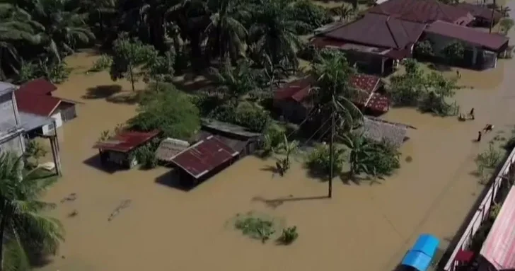 Природная катастрофа в Индонезии: число жертв наводнений на Суматре перевалило за 600