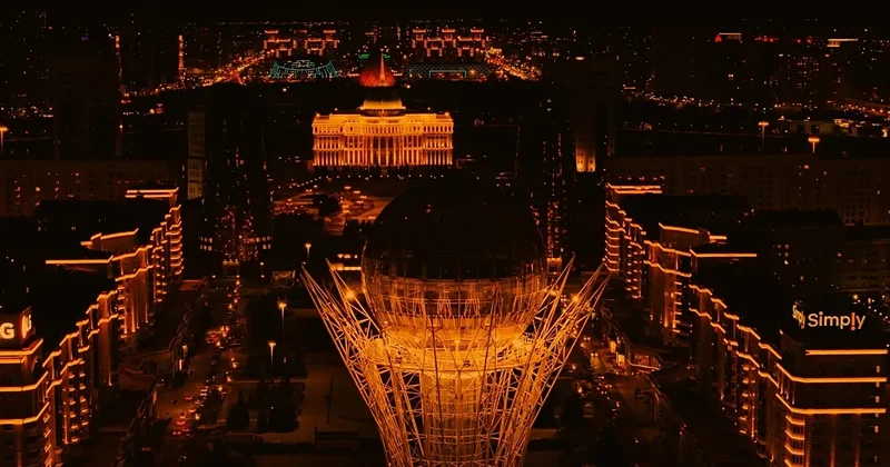 Qazaxıstanda mühüm binalar narıncı rəngə boyandı SƏBƏB