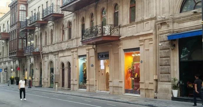 Bu küçəyə motosikletlərin girməməsi üçün lent çəkildi, piyadalara maneə yarandı FOTO