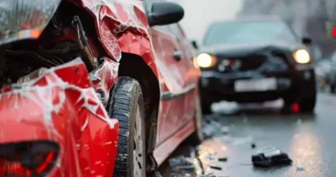 Sərxoş halda maşın sürən qadın polislərlə dava edib qaçdı Qəzaya düşdü VİDEO