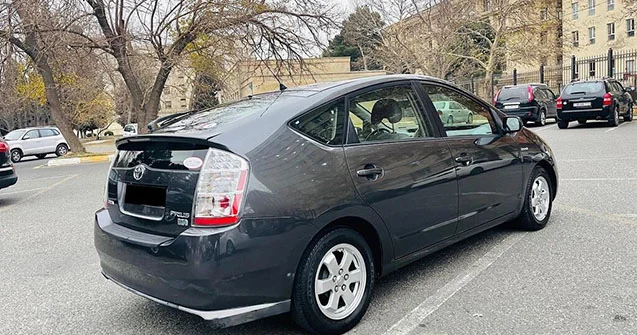 “Prius”la 50 yaşlı kişini vurub öldürdü